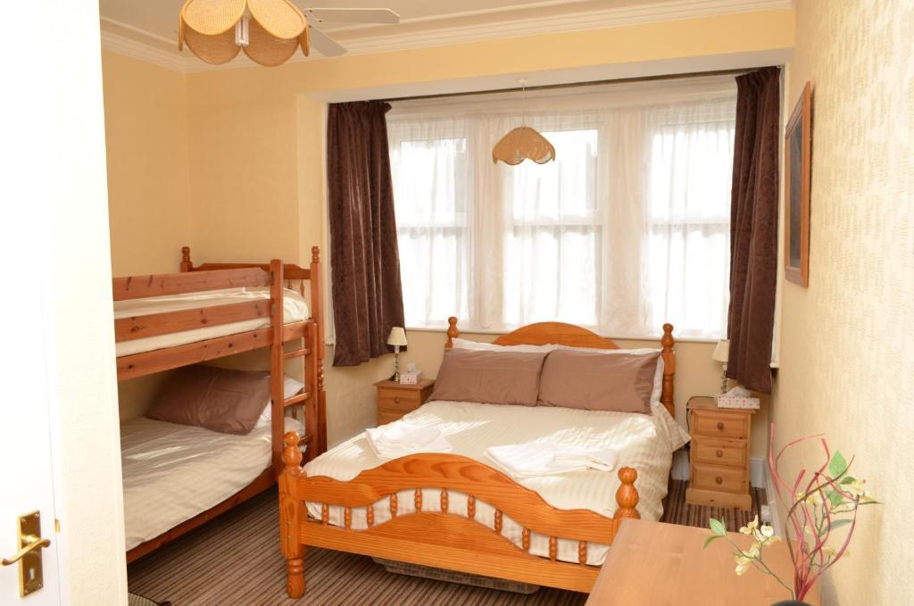 Chandos Premier Folkestone Bilik gambar